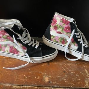 Woman’s high top vans sneakers. Like new condition